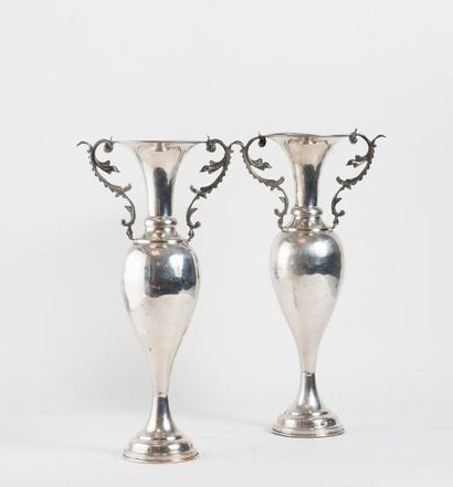 Paire de vase fuselés en tôle d'argent (min....