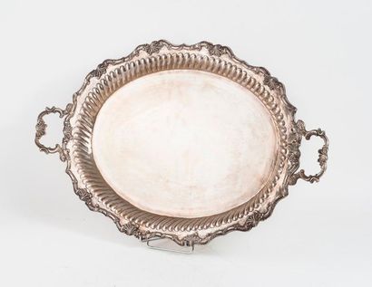 Grand plat ovale en argent (min. 800) à bords...