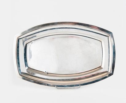 Plat oblong, de forme tonneau, en argent...