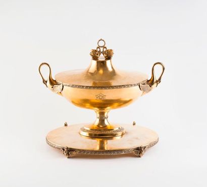 Soupière sur piédouche et plateau quadripode...