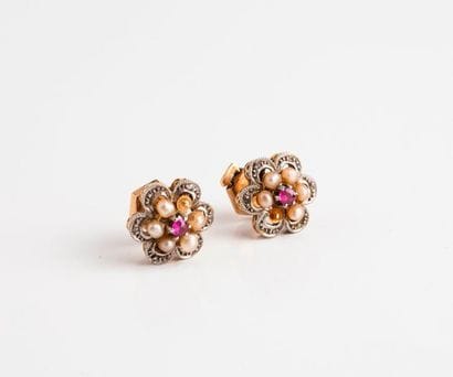 Paire de puces d'oreilles en or jaune (750)...