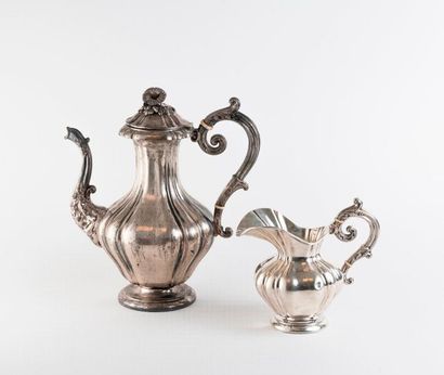 Théière et crémier pansus sur piédouche en...