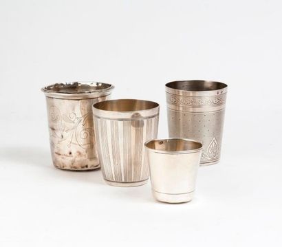 Trois timbales, dont une petite, en argent...