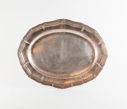 Plat ovale en argent (950) à bords contournés...