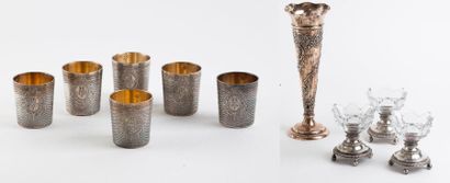 Lot : 

- 6 gobelets à liqueur en argent...