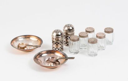 Six petites salières en verre incolore en...
