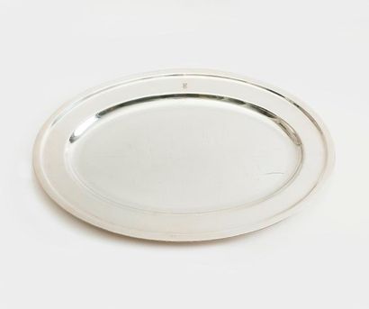Grand plat ovale en métal argenté, chiffré...