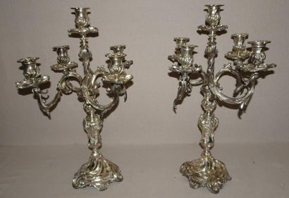 Paire de candélabres à cinq lumières en bronze...