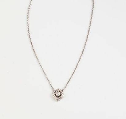 Chaîne en or gris (750) retenant un pendentif...