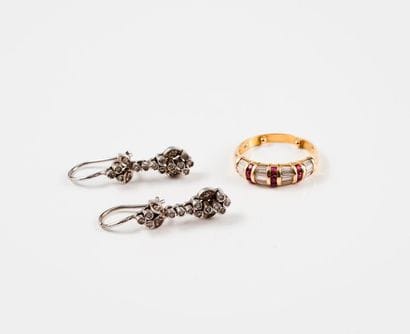 Lot de bijoux comprenant :

- Bague jonc...