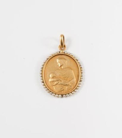 Médaille religieuse de forme ovale en or...