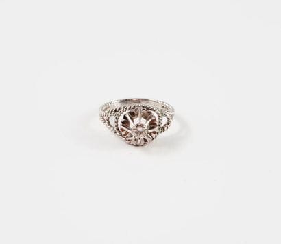 Bague solitaire en filins torsadés d'or gris...