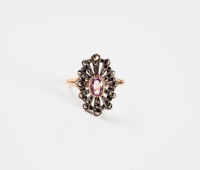 Bague en or jaune (750) et argent (950) ornée...