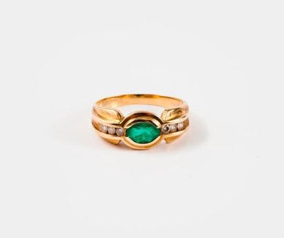 Bague en or jaune (750) ornée d'une émeraude...