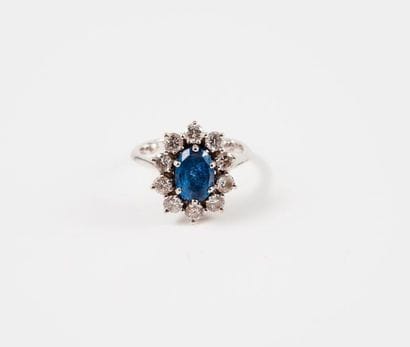 Bague marguerite en or gris (750) ornée d'un...