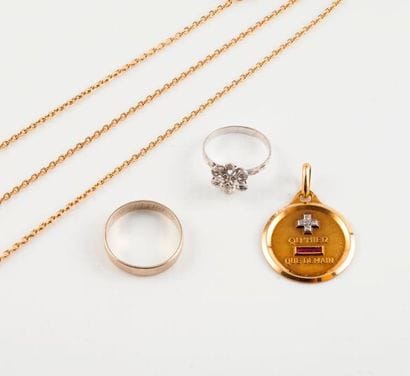 Lot de bijoux en or (750) comprenant :

-...