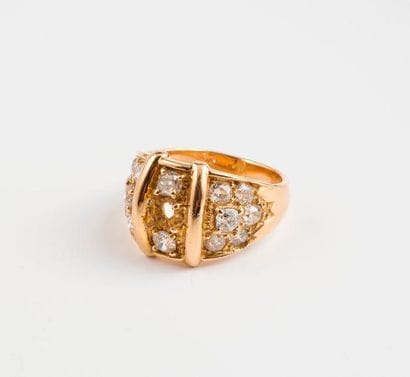 Importante bague en or jaune (750) ornée...