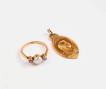 Bague en or jaune (750) ornée d'une perle...