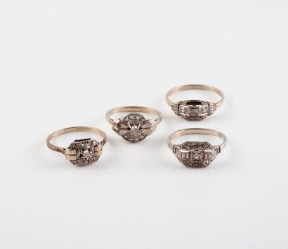 Quatre bagues en or gris (750) et platine...