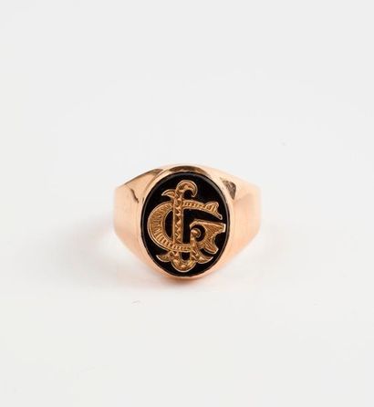 Bague chevalière en or jaune (750), chiffrée...