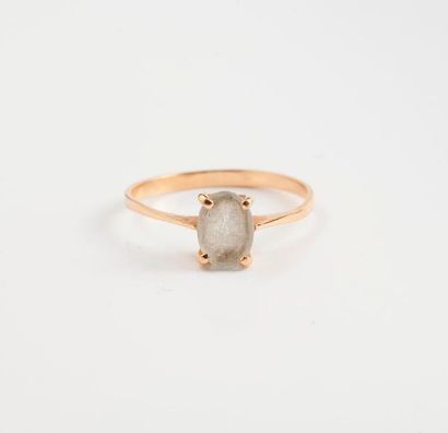 Bague en or jaune (750) ornée d'une pierre...