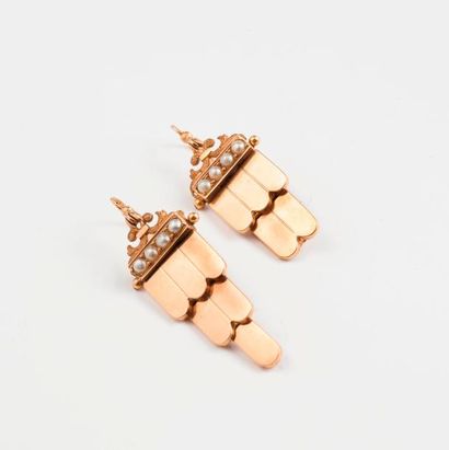 Paire de pendants d'oreilles en or jaune...