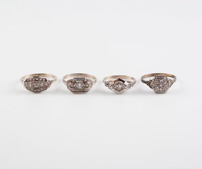 Quatre bagues en or gris (750) et platine...