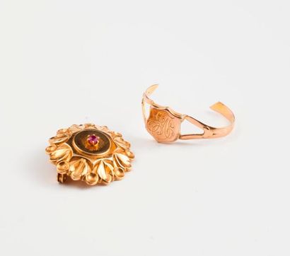 Petite broche ronde en or jaune (750) ornée...