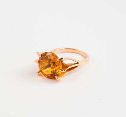 Bague en or jaune (750) ornée d'un saphir...