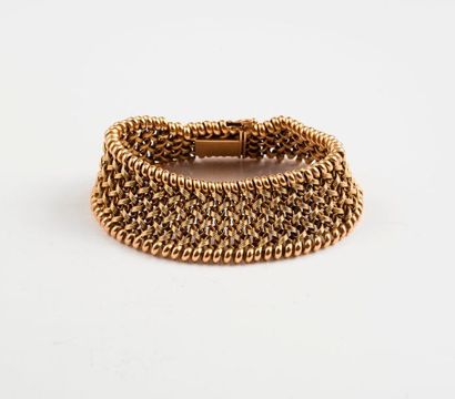 Bracelet en or jaune (750) cotte de maille....