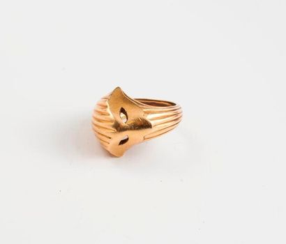 Bague en or jaune (750) godronnée figurant...