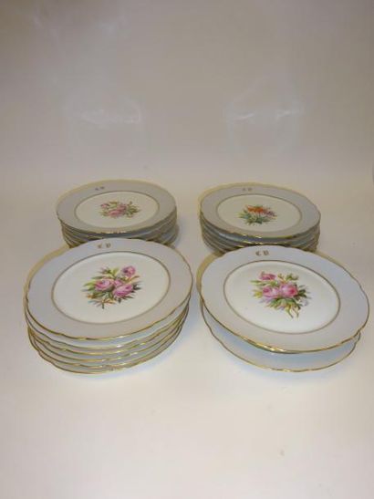 Série de 18 assiettes à dessert en porcelaine...