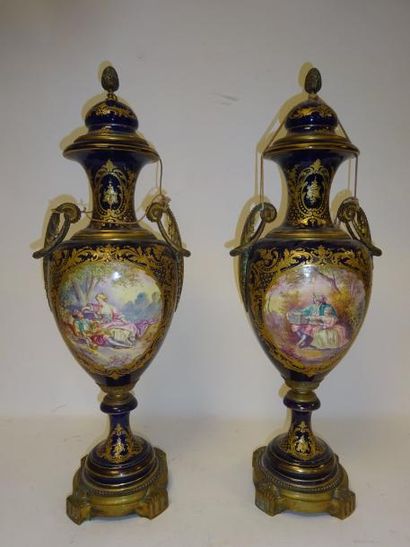 Paire de vases balustres décoratifs sur piédouche...