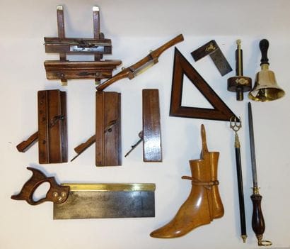 Lot d'outils anciens en bois (noyer, cormier,...