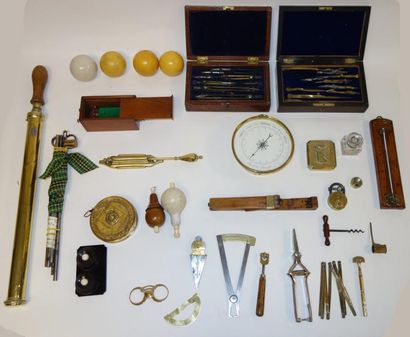 Lot d'instruments en bois, acier et laiton...
