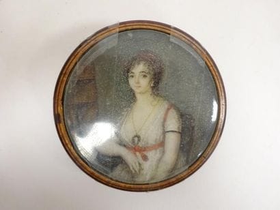 Boîte drageoir ronde en loupe.

Couvercle...