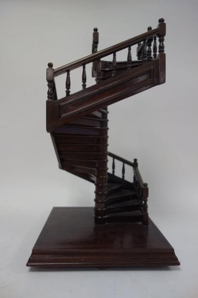 Escalier en réduction en bois teinté.

A...