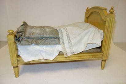 Lit de poupée en bois naturel. Avec sommier,...