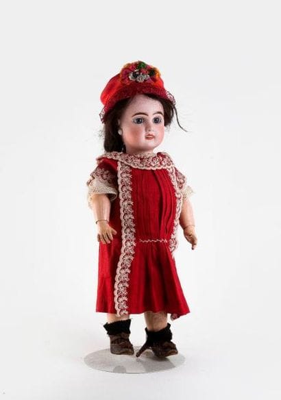 Poupée, tête en porcelaine marquée 