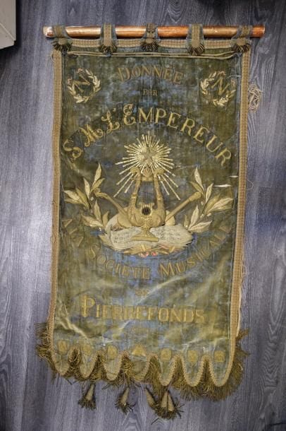 Bannière en velours bleu-vert brodé en fils...