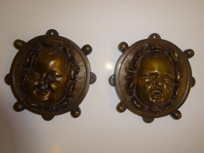 Paire de médaillons d'applique en forme de...