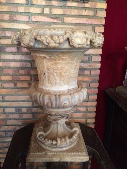 Vase de forme Médicis en marbre blanc sculpté,...