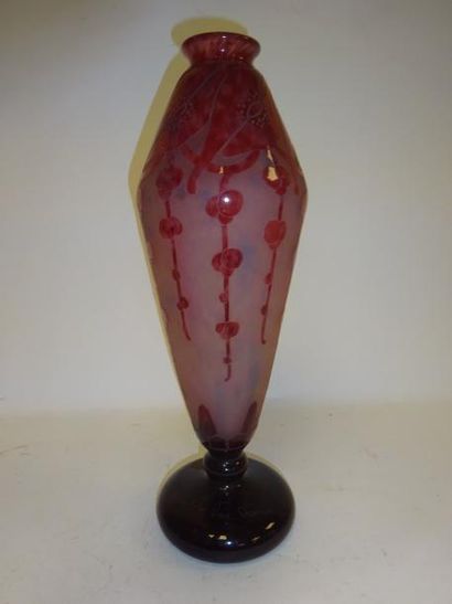 LE VERRE FRANÇAIS


Vase fuselé sur piédouche...