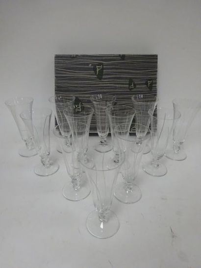 DAUM


Suite de douze flutes à champagne...