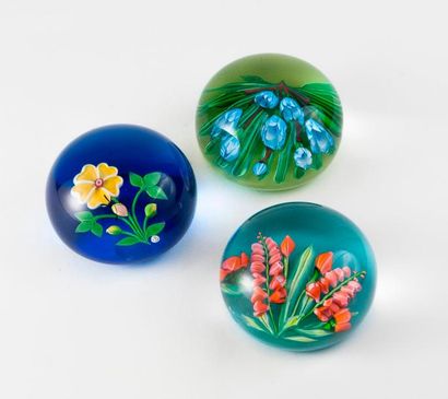 Trois boules presse-papier en cristal .

-...