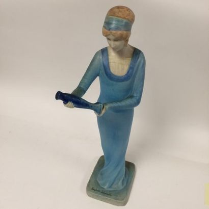 
La réussite, 1917. 
Sujet en faïence polychrome.
Signée...