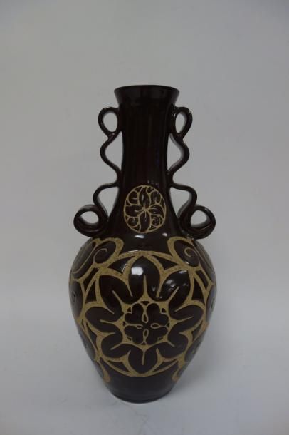 CIBOURE RF.


Vase en terre vernissée marron...