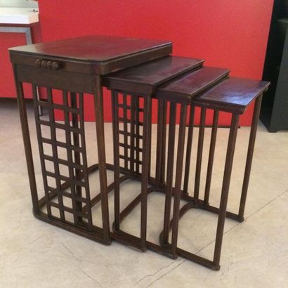 
Quatre tables gigogne en bois teinté acajou...