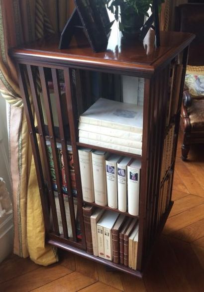 Bibliothèque tournante à trois niveaux en...