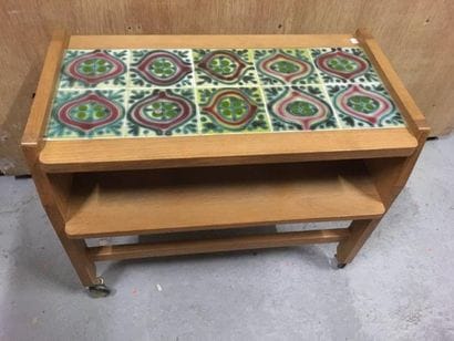 
Table de service sur roulettes à pieds carrés...